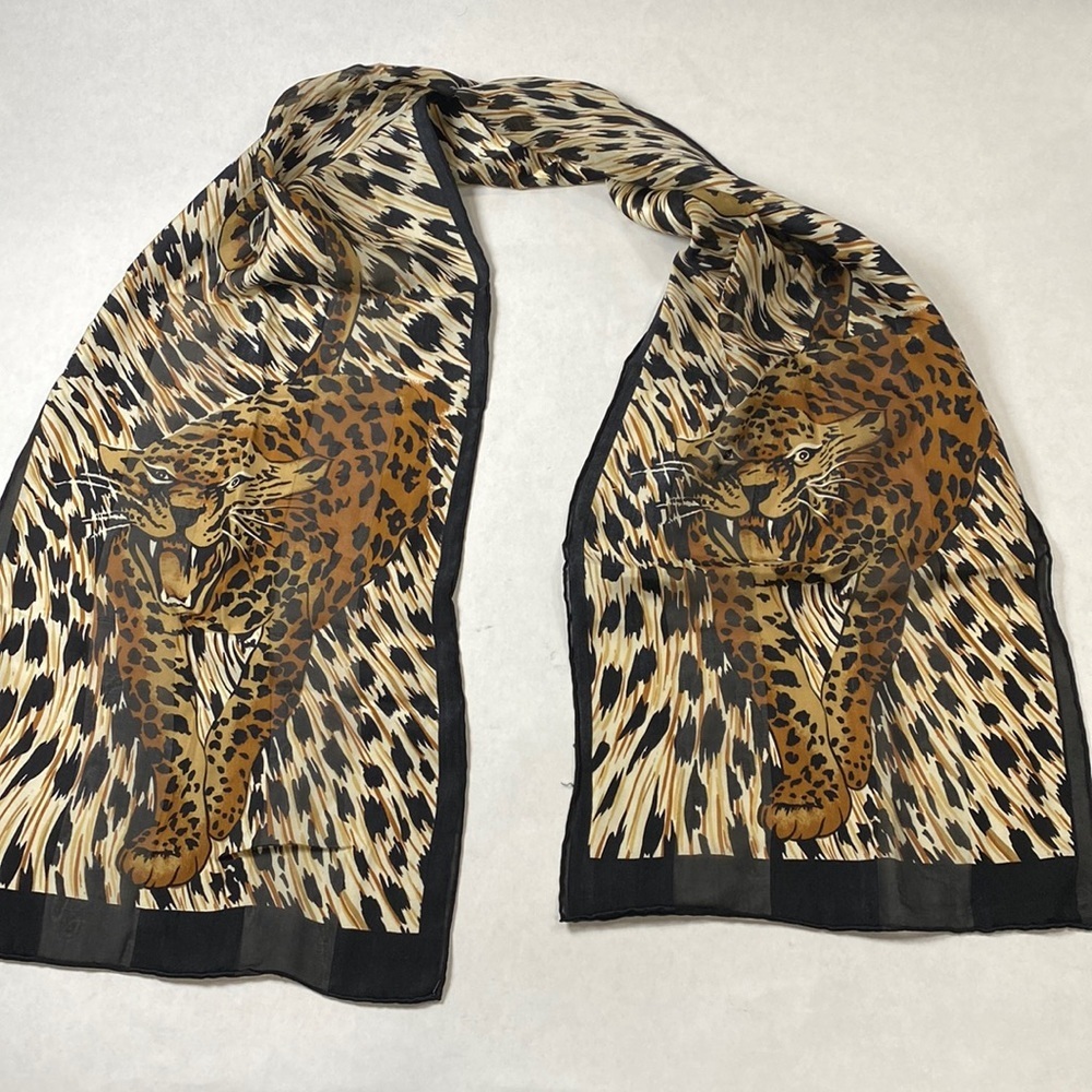 Leopard scarf hand‎ rolled edge
